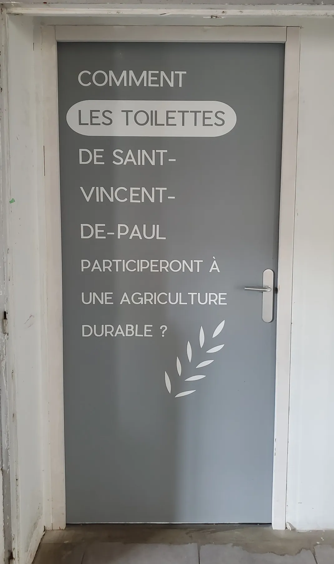 Toilet door with text in French