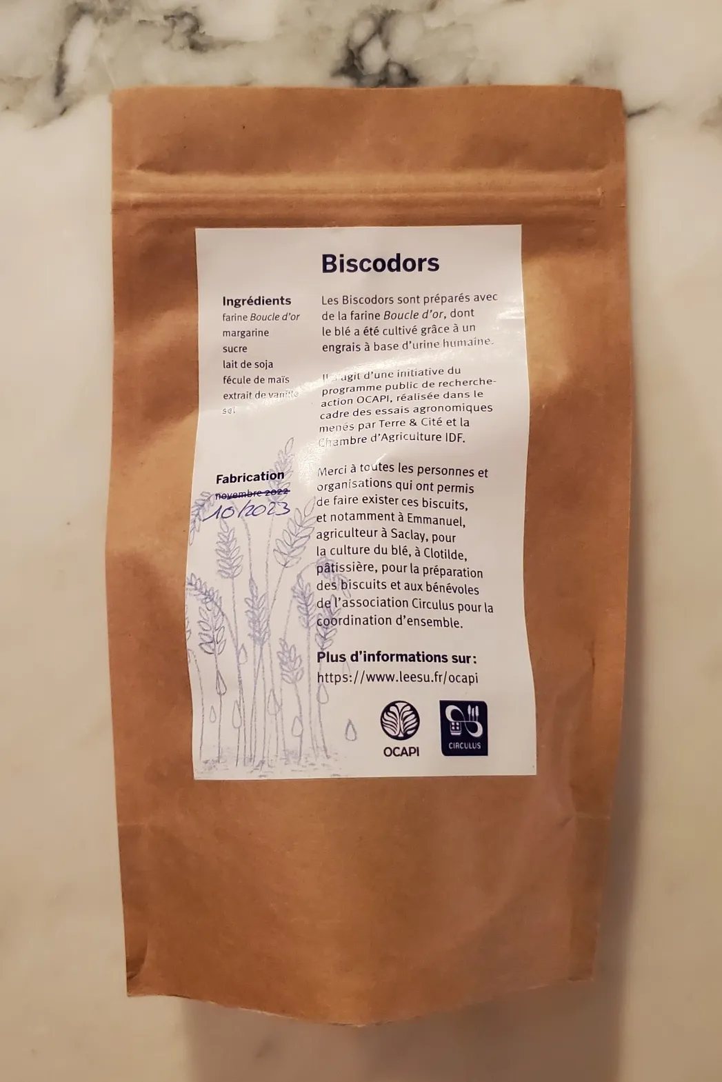 A bag of cookies with french text